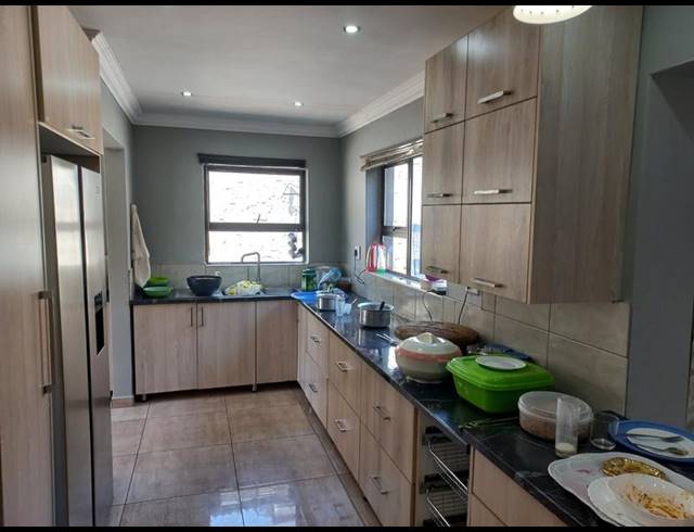 4 BEDROOM HOUSE FOR SALE IN GOLDEN ACRES ESTATE